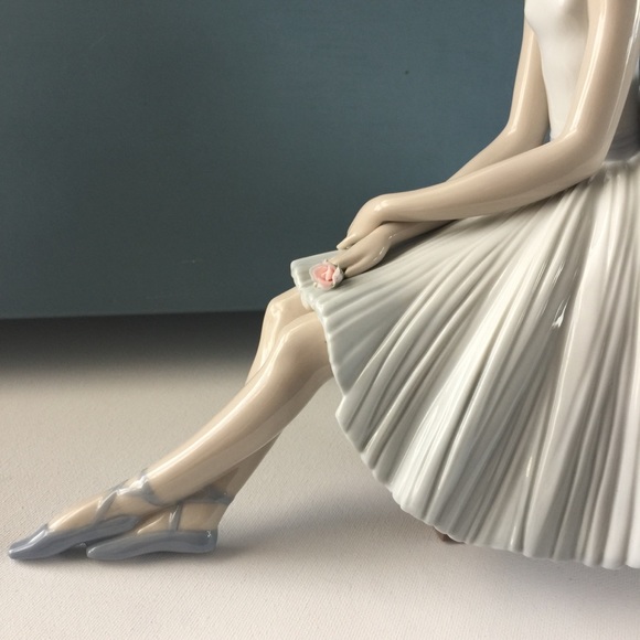 LLADRO Porcelain figurine ‘Refinement’ Utopia Collection - Picture 6 of 8